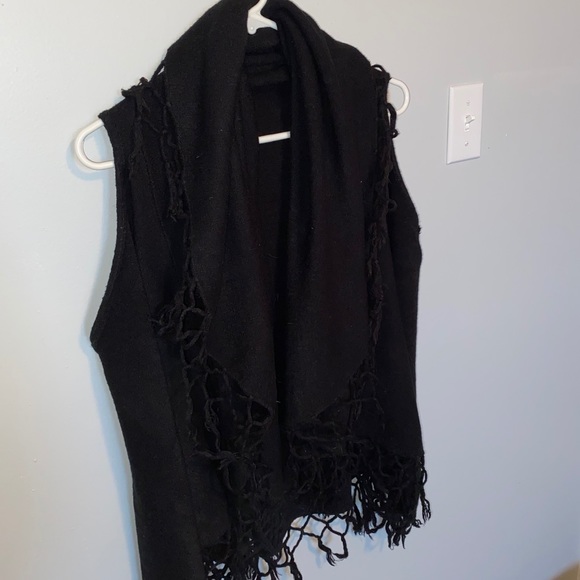 Sleeveless black flowy vest - Picture 3 of 3